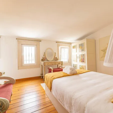 Charming Classic-rustic Retreat In Historic Apartmán Lisboa