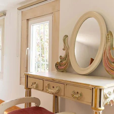 Charming Classic-rustic Retreat In Historic アパート