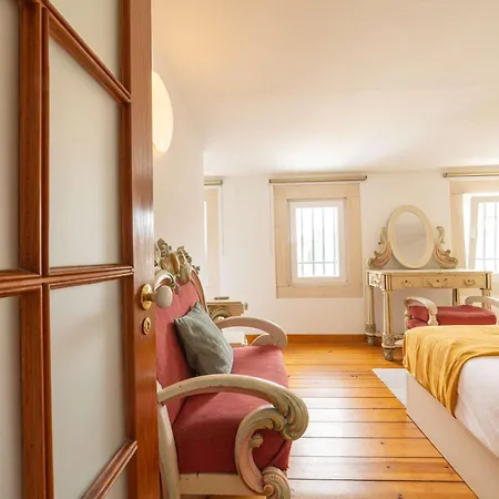Charming Classic-rustic Retreat In Historic 아파트
