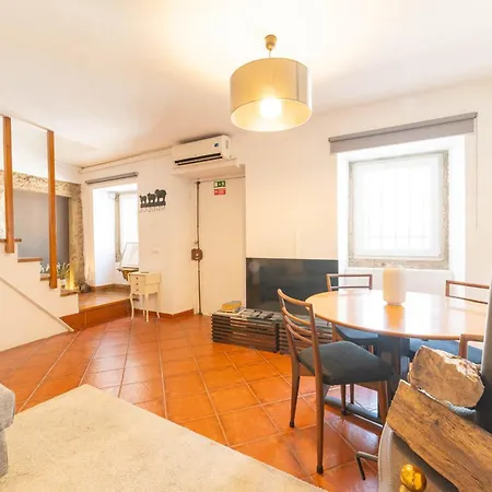 Charming Classic-rustic Retreat In Historic Lägenhet